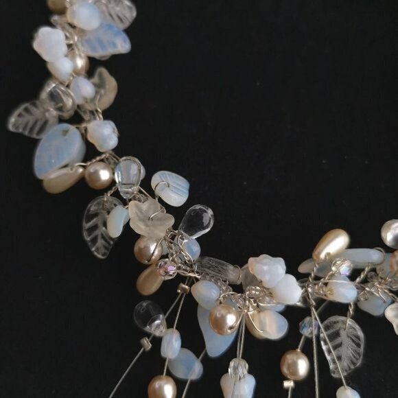 Vintage 90s Czech glass bead flower necklace in white - Picture 6 of 9
